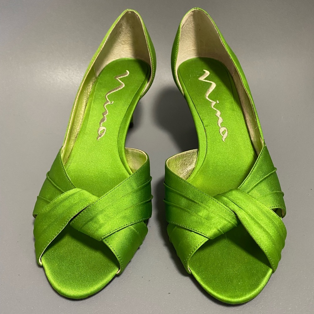 Green peep-toe dress shoes